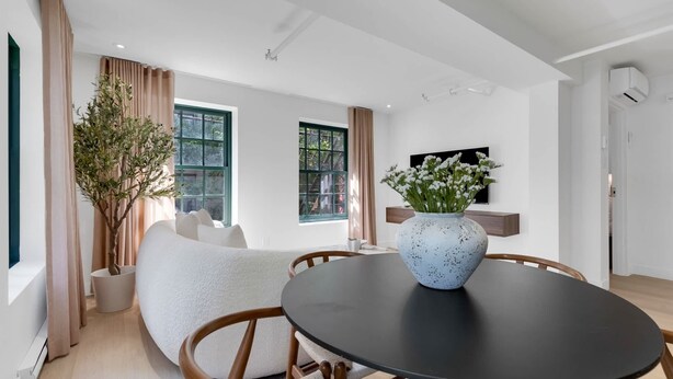 A modern dining area with a round table, chairs, a potted plant, and a sofa. - Mercer-King Bedroom -Free parking (Montréal)