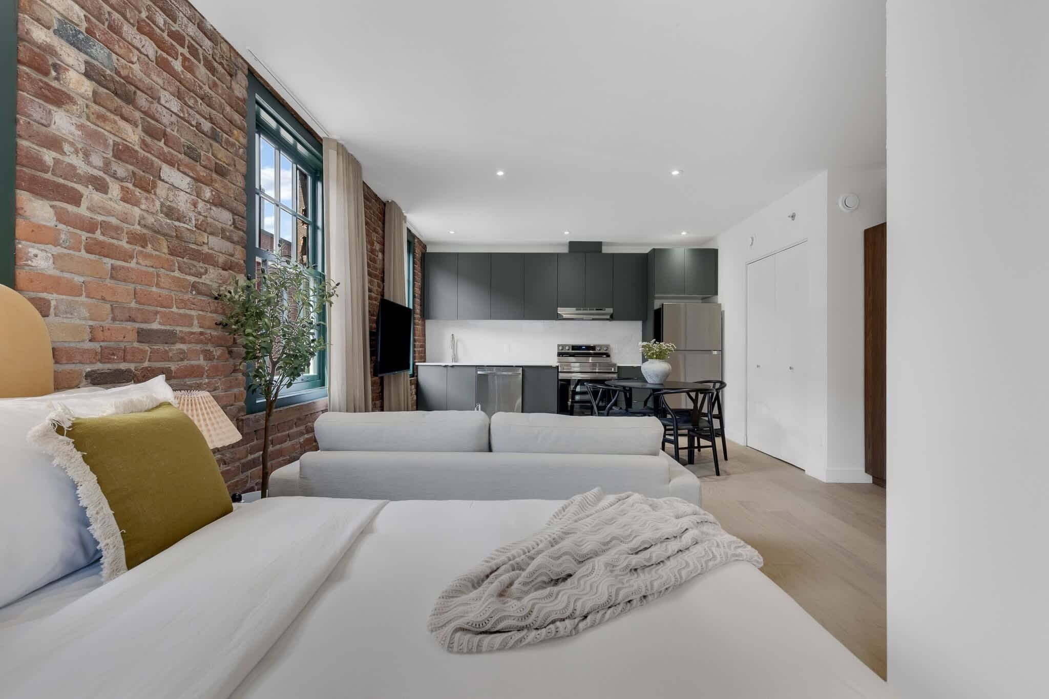 1 habitación, escritorio, tabla de planchar con plancha y cuna de viaje 