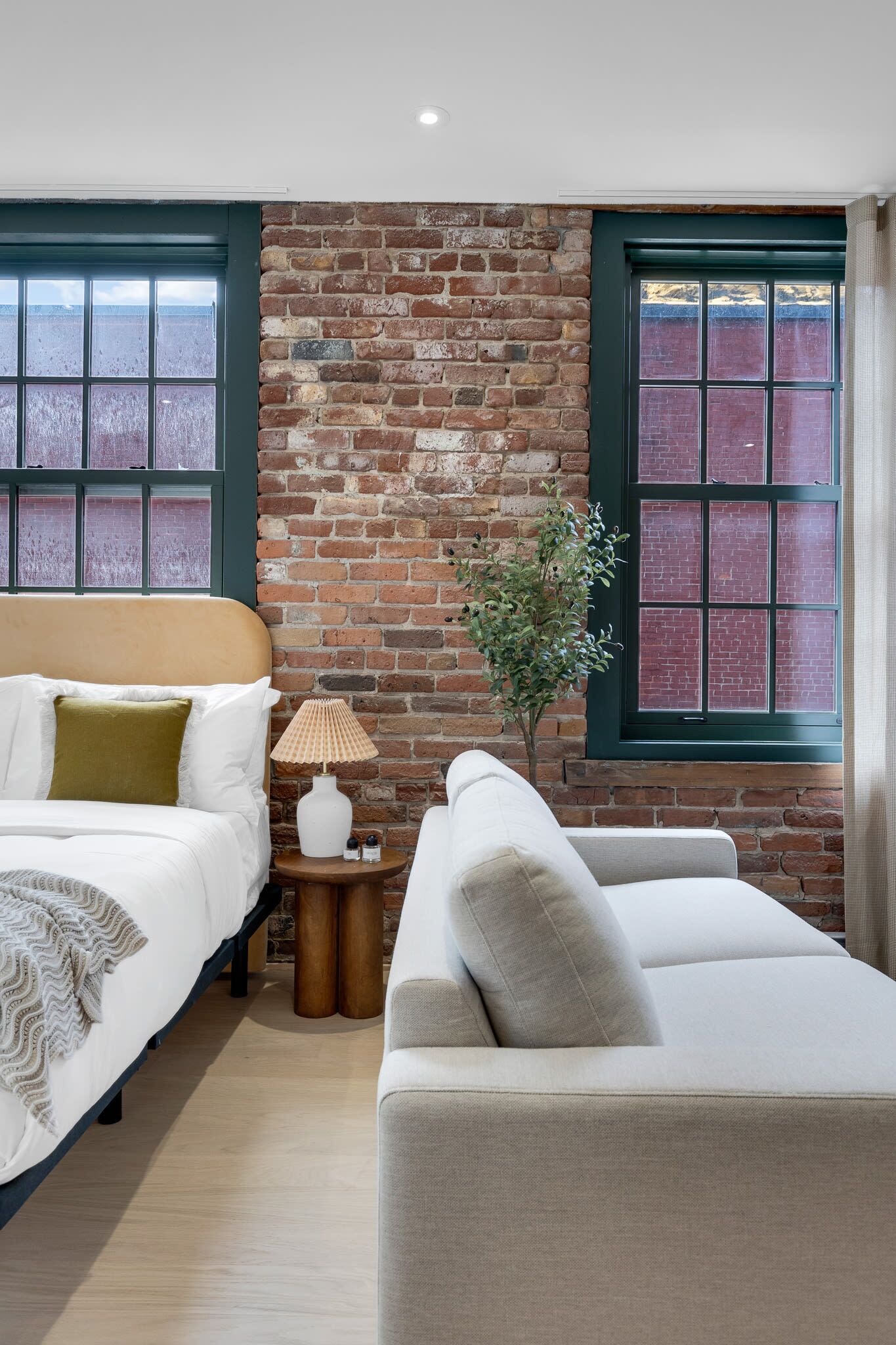 1 soverom, skrivebord, strykejern/-brett og reiseseng for barn