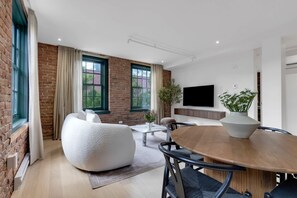 Unclassified image, 2 of 24, button