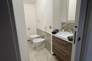 Ducha, secador de pelo, bidet, toallas