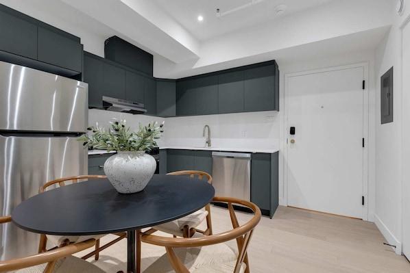 Réfrigérateur, four à micro-ondes, un four, surface de cuisson