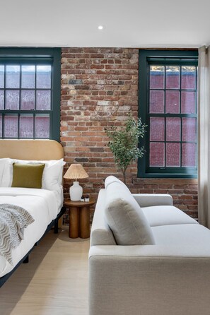 1 dormitorio, escritorio, tabla de planchar con plancha y cuna de viaje