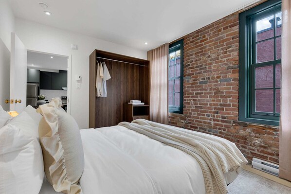 1 makuuhuone, työpöytä, silitysrauta/-lauta, vauvan matkasänky