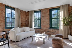 Televisión y oficina 