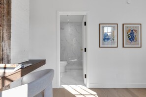 Regadera, secadora de cabello, toallas 