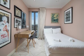 Exclusive Apartment | 2 bedrooms, iron/ironing board, free WiFi, bed sheets - Superb Artists Flat w Free Parking (London)