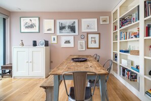 Exclusive Apartment | Dining room - Superb Artists Flat w Free Parking (London)