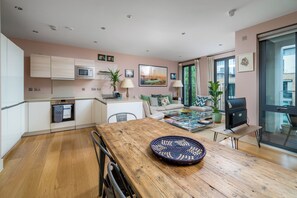 Exclusive Apartment | Living area - Superb Artists Flat w Free Parking (London)