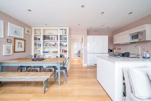 Living area - Superb Artists Flat w Free Parking (London)