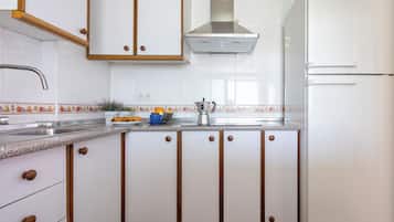 Apartamento, balcón, vistas al jardín | Cocina privada