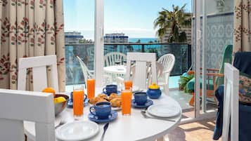 Apartamento, balcón, vistas al jardín | Sala de estar