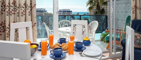 Apartamento, balcón, vistas al jardín | Sala de estar
