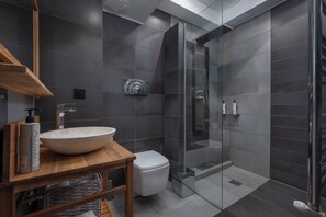Dusche, kostenlose Toilettenartikel, Haartrockner, Bademäntel