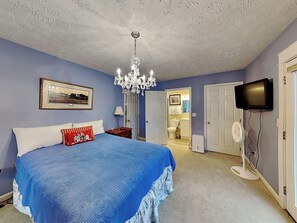 1 bedroom, iron/ironing board, Internet, bed sheets - Charming Vintage Cabin near Gatlinburg’s Arts & Crafts Community (Gatlinburg)