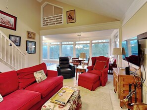 Smart TV, fireplace - Charming Vintage Cabin near Gatlinburg’s Arts & Crafts Community (Gatlinburg)