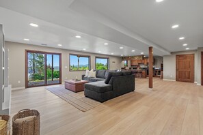 Smart-TV, Kamin, Videospiele, Bücher