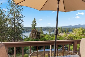 Outdoor dining - Relax at Hayden Lake | Stunning Views, Hot Tub & Games (Coeur D'Alene)