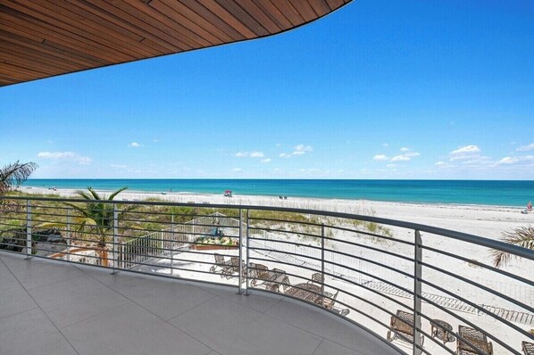 Property grounds - Anna Maria Wave: Stunning Beachfront Home with Pool and Poker Room (Holmes Beach)