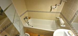 Een haardroger, een bidet, handdoeken, toiletpapier