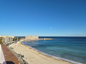 Sur la plage, chaise longue, serviettes de plage