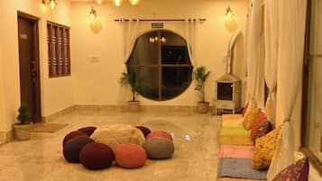 Deluxe Double Room | Living area