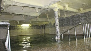 2 piscinas internas, funciona das 8h às 22h, espreguiçadeiras