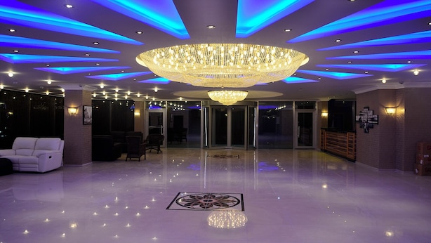 A spacious lobby with a large chandelier, recessed ceiling lights, and a polished floor. - Tera Life Thermal Hotel (Kozakli)