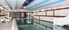 2 binnenzwembaden, open van 08.00 uur tot 22.00 uur, en ligstoelen