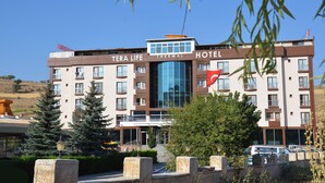 A hotel with a modern design, featuring a prominent sign that reads "Tera Life Thermal Hotel". - Tera Life Thermal Hotel (Kozakli)