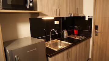 Full-size fridge, microwave, cookware/dishes/utensils