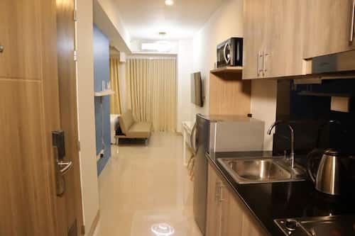 Full-size fridge, microwave, cookware/dishes/utensils