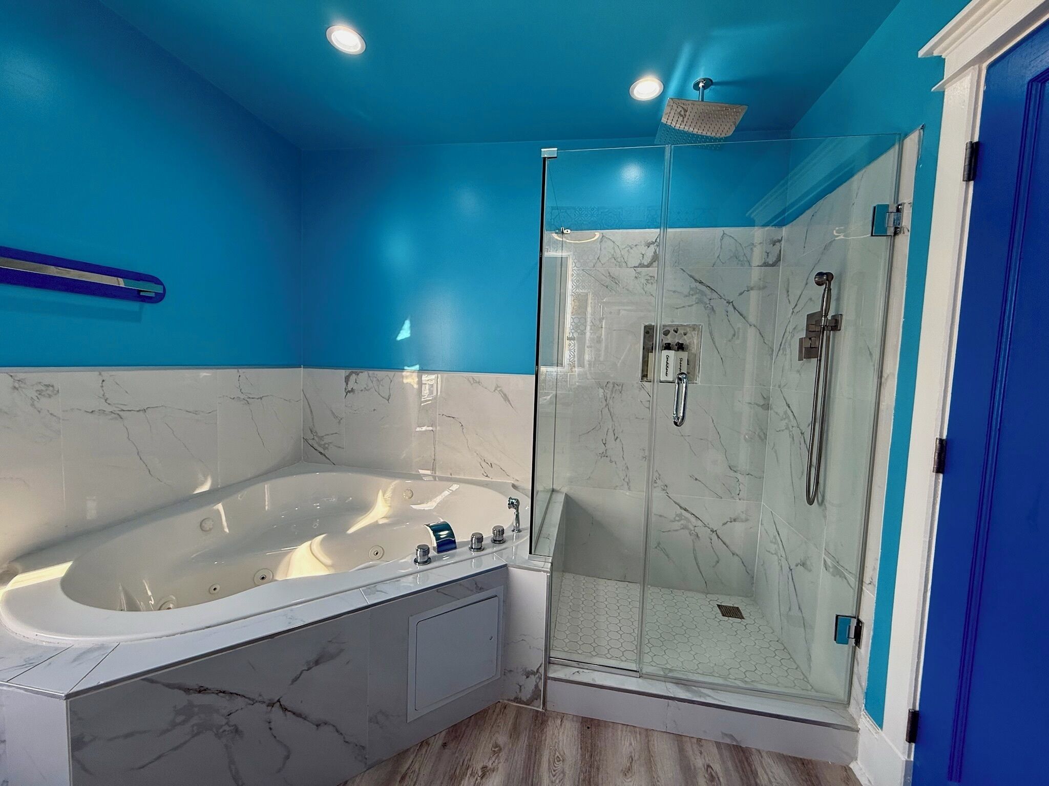 Douche, baignoire à jets, sèche-cheveux, serviettes fournies
