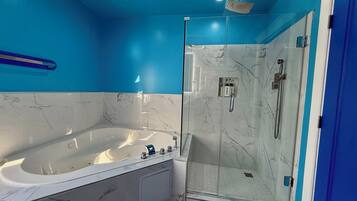 Douche, baignoire à jets, sèche-cheveux, serviettes fournies