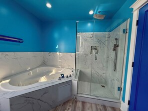 Chuveiro, banheira de hidromassagem, secador de cabelo, toalhas de banho