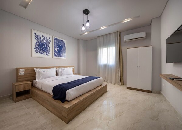 1 habitación, escritorio, tabla de planchar con plancha y wifi 