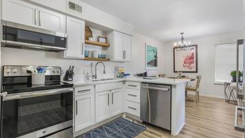 KĂŒhlschrank, Mikrowelle, Ofen, Herdplatte