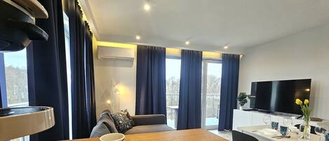 Appartement Confort, balcon, vue plage | Coin séjour | Télévision LCD de 50 pouces avec chaînes par câble