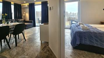 Apartemen Comfort, balkon, pemandangan pantai | Area keluarga | Televisi LCD 50-inci dengan saluran TV kabel