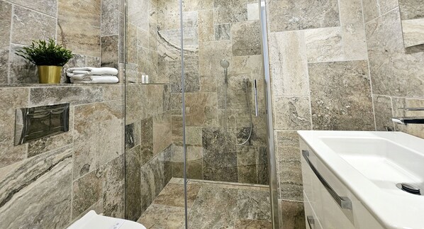 Comfort-lejlighed - balkon - strandudsigt | Badeværelse | Bruser, hårtørrer, håndklæder, Toiletpapir