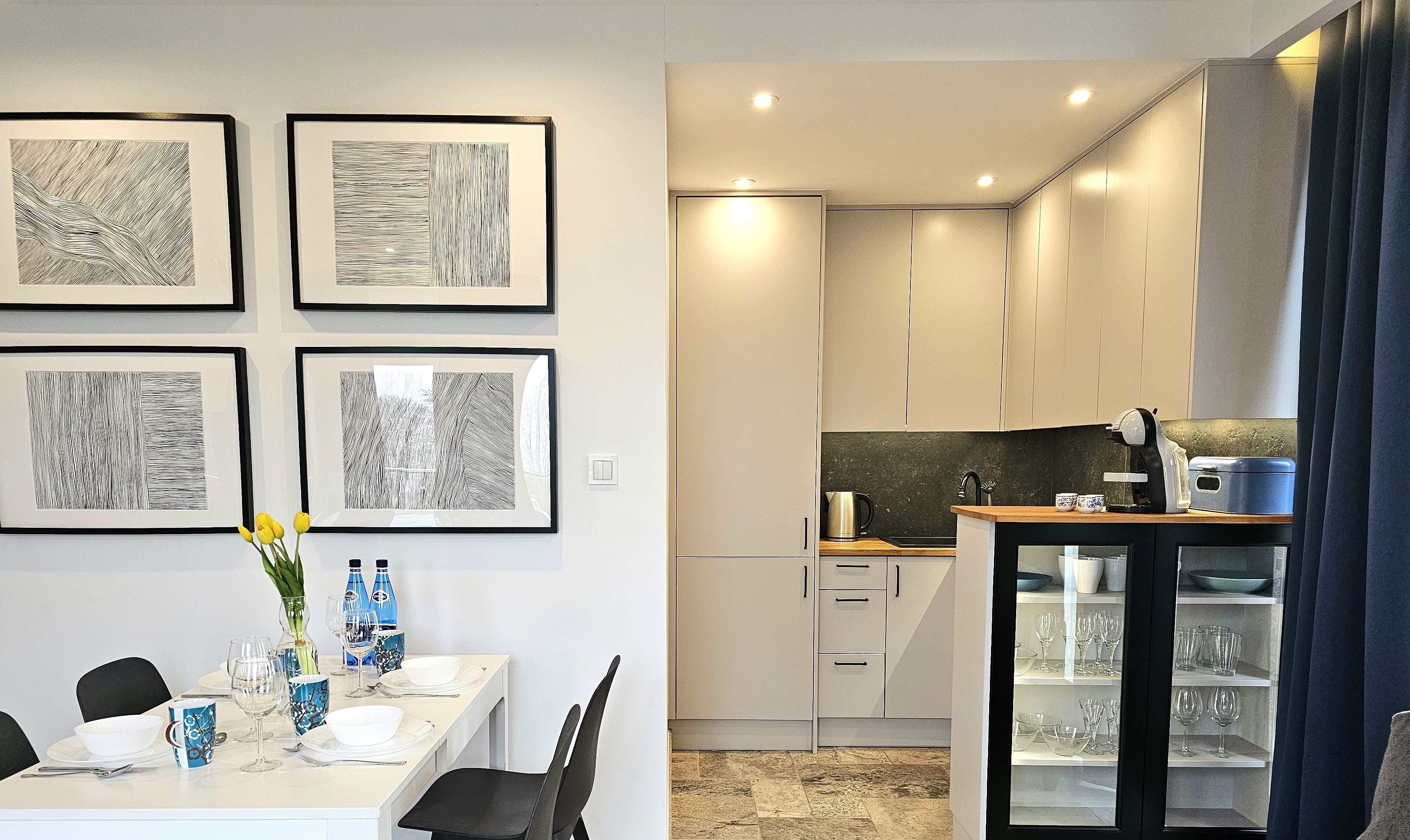Comfort appartement, balkon, uitzicht op het strand | Woonruimte | Een 50-inch lcd-televisie met kabelzenders