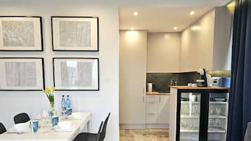 Comfort appartement, balkon, uitzicht op het strand | Woonruimte | Een 50-inch lcd-televisie met kabelzenders