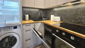 Apartemen Comfort, balkon, pemandangan pantai | Dapur pribadi | Lemari es, kompor, mesin pencuci piring, dan mesin pembuat kopi/teh