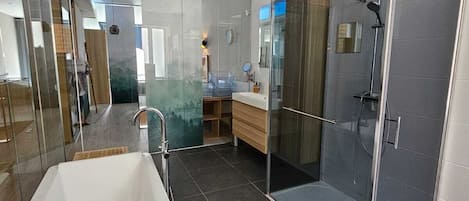 ヘアドライヤー、タオル、石鹸、トイレットペーパー