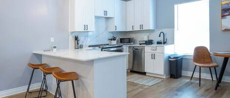 Refrigerador, microondas, horno y parrilla de estufa