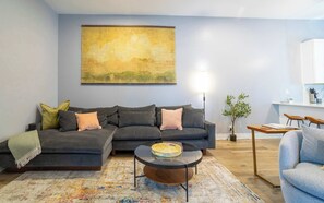 TV - Atlas Cottage – Cozy Stay for 2 (Dripping Springs)