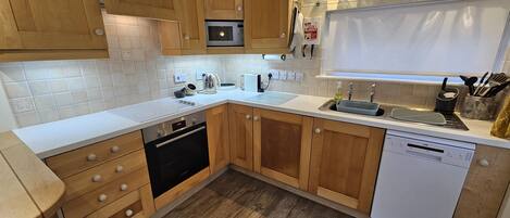 Kühlschrank, Mikrowelle, Ofen, Geschirrspüler