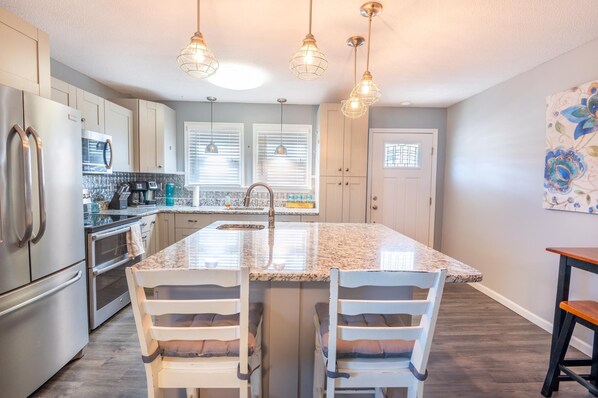 冰箱、微波炉、烤箱、炉灶