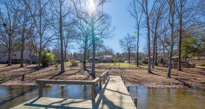 Reel Haven on the Water: Modern + Comfy Home!