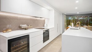 Wasserkocher mit Kaffee-/Teezubehör, Kühlschrank, Mikrowelle, Ofen